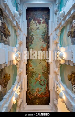 Deutschland, Sachsen-Anhalt, Magdeburg, prächtige Treppe mit Deckenmalereien, Putti im Stil barocker Quadraturmalerei, Stuck, Haus im wilhelminischen Stil. Stockfoto