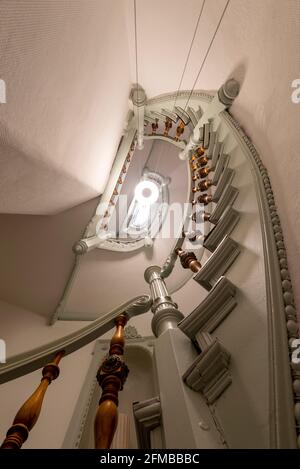 Deutschland, Sachsen-Anhalt, Magdeburg, schmale Treppe in einem Haus im wilhelminischen Stil. Stockfoto