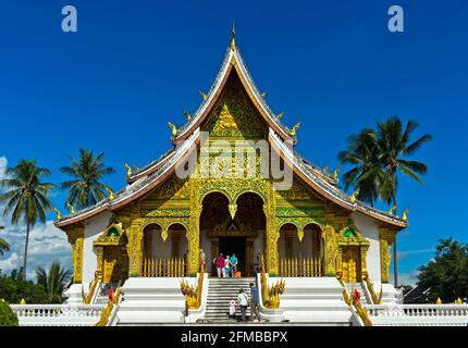 Touristen besichtigen den Haw Pha Bang Tempel auf dem Gelände des Königlichen Palastes, Luang Prabang, Laos Stockfoto