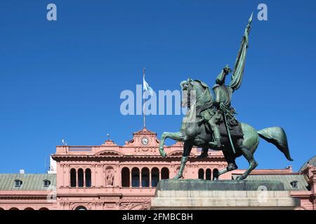 Skulptur von General Manuel Belgrano von hinten gesehen, mit der Spitze der Casa Rosada, Pink House, im Hintergrund. Plaza de Mayo, Buenos Aires, Ar Stockfoto