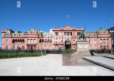 Rosa Haus, Casa Rosada, Executive Villa und Büro des Präsidenten von Argentinien, und General Manuel Belgrano Bronze Reitdenkmal, auf der Plaza Stockfoto