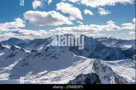 Blick von der Sass Pordoi Aussichtsterrasse auf der Marmolada, 3343 m, vorne SAS Ciapel, 2557 m, Pordoi Pass, Sellaronda, Südtirol, Südtirol, Dolomiten, Italien, Europa Stockfoto