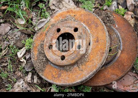 Rostige Bremsscheiben für Autos. Alte Autoteile. Alte Bremsscheiben durch neue ersetzen. Autowerkstatt. Stockfoto