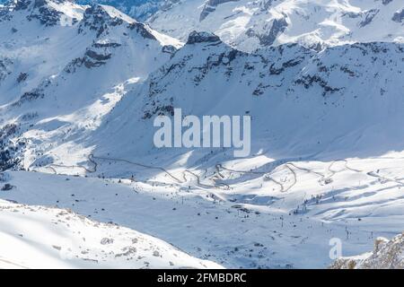 Blick von der Sass Pordoi Aussichtsterrasse auf die Serpentinen des Pordoi Passes und des Skigebietes Belvedere Pordoi, hinter SAS Ciapel, 2557 m, Sellaronda, Südtirol, Südtirol, Dolomiten, Italien, Europa Stockfoto