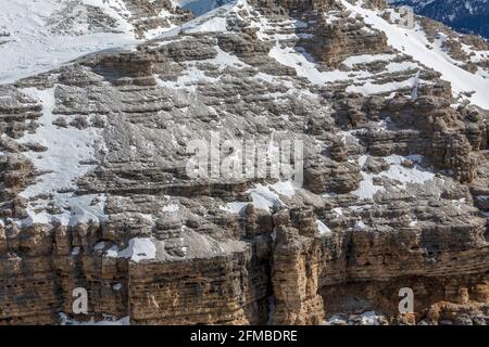 Blick von Sass Pordoi Aussichtsterrasse auf Sass de Forcia, 2923 m, Passo Pordoi, Südtirol, Südtirol, Dolomiten, Italien, Europa Stockfoto