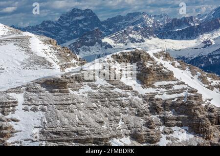 Blick von der Aussichtsterrasse Sass Pordoi, davor Sass de Forcia, 2923 m, jinten Sorapis, 3205 m, Cima Belpra, 2917 m, Croda da Lago, 2717 m, Südtirol, Südtirol, Dolomiten, Italien, Europa Stockfoto