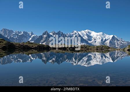 Frankreich, Haute-Savoie, Alpen, Mont-Blanc-Gebirge mit Aiguille verte und Grandes Jorasses (links) Aiguilles de Chamonix (midden), Aiguille du Midi (3842m) midden, Mont Blanc (4810m) und Aiguille de Bionnassay (4052 m rechts), die sich im Lac de Chesery spiegeln (3250 m) Stockfoto