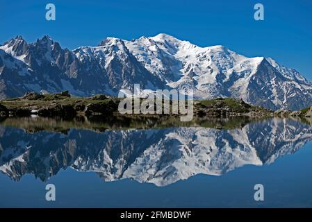 Frankreich, Haute-Savoie, Alpen, Mont-Blanc-Gebirge mit Aiguilles de Chamonix (links), Aiguille du Midi (3842 m), Mont Blanc (4810 m) und Aiguille de Bionnassay (4052 m rechts), die sich im See Chéserys spiegeln (2300 m) Stockfoto