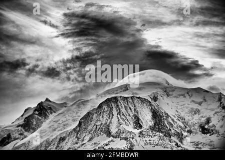 Frankreich, Haute Savoie, Mont Maudit (4465m links), Mont Blanc (4810m hinten), Dent du Gouter (3863m vorne) und Wolken Stockfoto