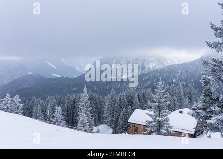 Schneebedeckte Hütten im Winter auf dem Hohen Kranzberg Stockfoto