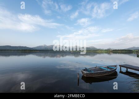 Ein Ruderboot auf dem Hopfensee im Allgäu Stockfoto