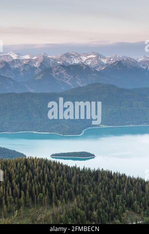 Der Morgenblick von Jochberg auf Walchensee und den Wetterstein Berge Stockfoto