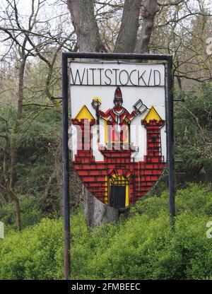 07. Mai 2021, Brandenburg, Wittstock/Dosse: Das Wittstock-Wappen im Wittstock-Wohngebiet Alt Daber. Die Siedlung mit dem Daber Turm im Nordwesten Brandenburgs ist das Ziel vieler Wanderwege. In Brandenburg entdecken viele Menschen Wandern auch wegen der Einschränkungen durch die Corona-Vorschriften. Mit einem Wanderwegkonzept ist Wittstock ein Vorbild für die gesamte Prignitz. Die Region soll für den aktiven Tourismus weiterentwickelt werden. Foto: Soeren Sache/dpa-Zentralbild/dpa Stockfoto