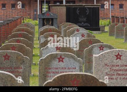 Brandenburg, Deutschland. Mai 2021. 07. Mai 2021, Brandenburg, Wittstock/Dosse: Der sowjetische Militärfriedhof am Bahnhofsvorplatz. In den letzten Tagen des Zweiten Weltkriegs wurden hier 143 Soldaten und Offiziere der Roten Armee begraben. Zum 76. Jahrestag der Befreiung vom Nationalsozialismus und dem Ende des Zweiten Weltkriegs finden heute mehrere Veranstaltungen statt. Quelle: dpa picture Alliance/Alamy Live News Stockfoto