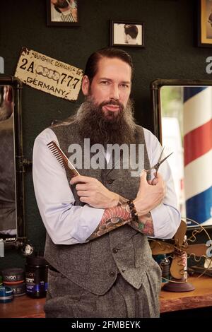 Bärtiger Mann mittleren Alters im Friseurladen Stockfoto