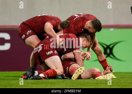 Limerick, Irland. Mai 2021. Munster-Spieler feiern das Scoring während des Guinness PRO14 Rainbow Cup Round 2-Matches zwischen Munster Rugby und Ulster Rugby am 7. Mai 2021 im Thomond Park in Limerick, Irland (Foto von Andrew SURMA/SIPA USA) Credit: SIPA USA/Alamy Live News Stockfoto