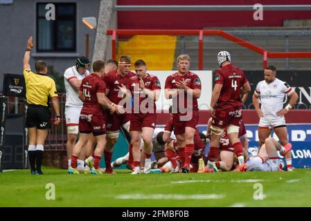 Limerick, Irland. Mai 2021. Munster-Spieler feiern das Scoring während des Guinness PRO14 Rainbow Cup Round 2-Matches zwischen Munster Rugby und Ulster Rugby am 7. Mai 2021 im Thomond Park in Limerick, Irland (Foto von Andrew SURMA/SIPA USA) Credit: SIPA USA/Alamy Live News Stockfoto