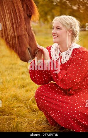 Junge Frau in nostalgischem Kleid mit Pony Stockfoto