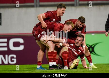 Limerick, Irland. Mai 2021. Munster-Spieler feiern das Scoring während des Guinness PRO14 Rainbow Cup Round 2-Matches zwischen Munster Rugby und Ulster Rugby am 7. Mai 2021 im Thomond Park in Limerick, Irland (Foto von Andrew SURMA/SIPA USA) Credit: SIPA USA/Alamy Live News Stockfoto