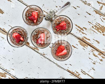 Ayurvedische Küche – fünf Glasschüsseln mit Schokoladenmousse mit Seidentofu und Erdbeeren als Belag Stockfoto