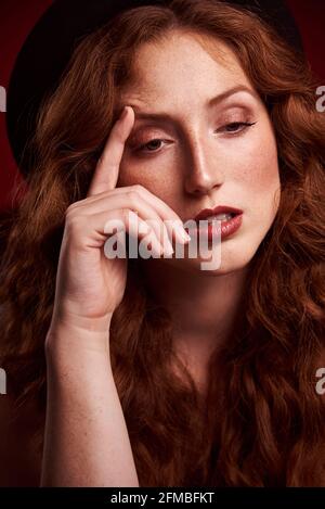 Junge Frau mit saftig roten Haaren und Sommersprossen Stockfoto