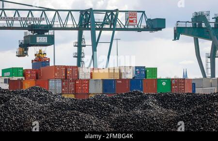 Köln, Nordrhein-Westfalen, Deutschland - Hafen Köln Niehl, Containerlager am Containerterminal, Hafenkran hebt Container, Türme vom Kölner Dom hinten, Schüttgüter vorne. Stockfoto