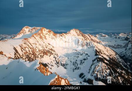 Winter Berglandschaft im letzten Licht bei Sonnenuntergang. Gaishorn und Rauhorn, Allgäuer Alpen, Bayern, Deutschland, Europa Stockfoto