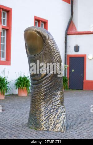 Bronzeskulptur vor dem Deutschherrenhaus in Koblenz, einer Niederlassung des Deutschen Ordens im Rheinland Stockfoto