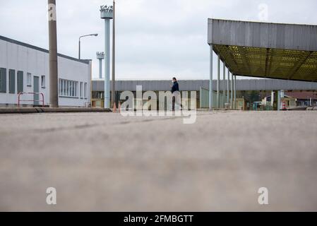 Deutschland, Sachsen-Anhalt, Marienborn, ehemaliger Grenzkontrollposten Marienborn, größter und wichtigster Kontrollposten an der deutsch-deutschen Grenze, wurde hauptsächlich für den Transitverkehr nach West-Berlin genutzt. Die Grenzanlagen auf der Autobahn 2 zwischen Niedersachsen und Sachsen-Anhalt sind nun Teil der Gedenkstätte Marienborn. Stockfoto