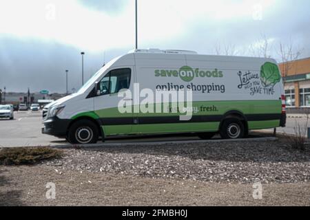 April 11 2021 - Calgary Alberta Kanada - Sparen Sie Lebensmittel-Lieferwagen für Online-Bestellungen Stockfoto