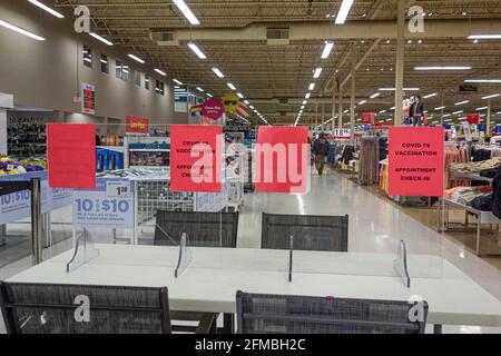 April 7 2021 - Calgary, Alberta Canada Covid 19 Impfzentrum Stockfoto