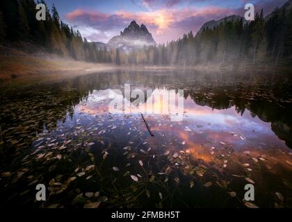 Lago di Antorno bei einem Herbstuntergang in den Dolomiten. Stockfoto