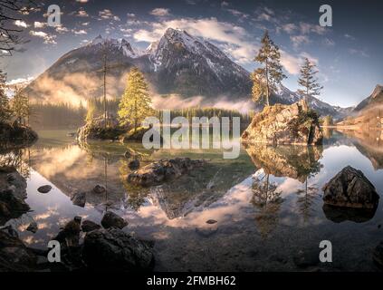 Wunderbarer Sonnenaufgang am Hntersee in Süddeutschland. Stockfoto