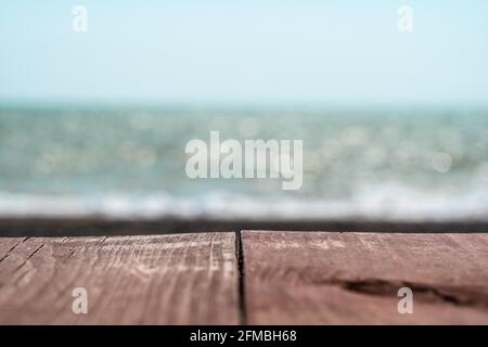 Abstrakte Natur Sommer oder Frühling Meer Meer Hintergrund. Kleine Wellen auf der goldenen, warmen Wasseroberfläche verwischen sich in Bewegung mit Bokeh-Lichtern vom Sonnenuntergang. Urlaub Stockfoto