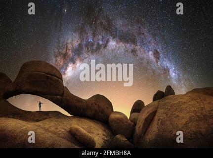 Nachtpanorama der Spitzkoppen-Region in Namibia. Stockfoto