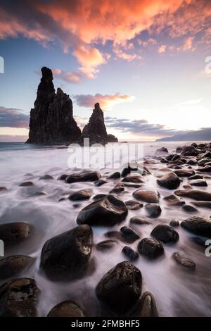 Eine Felsennadel auf Madeira bei Sonnenaufgang namens Ribeira da Janela. Stockfoto