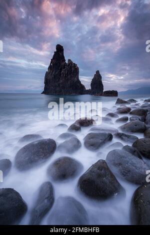 Eine Felsennadel auf Madeira bei Sonnenaufgang namens Ribeira da Janela. Stockfoto