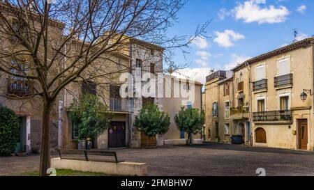 Place du Marché in Saint Thibéry im Winter. Stockfoto