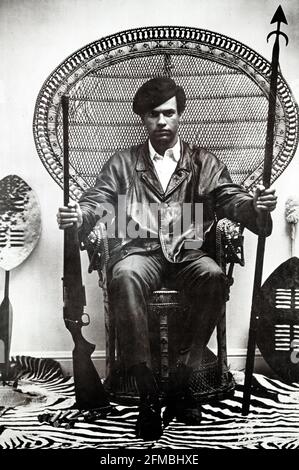 Die rassistischen Hundepolizisten müssen sich sofort aus unseren Gemeinden zurückziehen, ihren mutwilligen Mord und ihre Brutalität einstellen. Das Poster zeigt ein Porträtfoto von Blair Stapp von Huey Newton, der mit einem Gewehr und einem Speer auf einem Rattan-Thronstuhl sitzt. Namen der Mitwirkenden Black Panther Party, Sponsor/Inserent Stapp, Blair, Fotograf erstellt/veröffentlicht [zwischen 1965 und 1980] Themenüberschriften - Newton, Huey P - Afrikanische Amerikaner - Polizei--1960-1980 - Aktivisten--1960-1980 Stockfoto