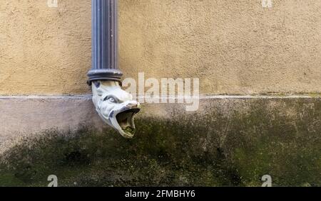 Regenwasserleitung aus Eisen in Nevian. Stockfoto