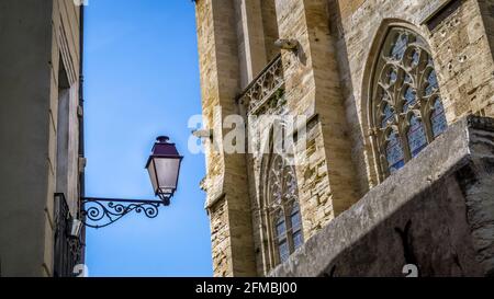 Das Kollegium Saint Étienne in Capestang wurde im 13. Jahrhundert im gotischen Stil erbaut. Der Glockenturm ist 43 Meter hoch. Monument historique. Stockfoto