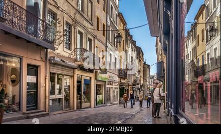 Fußgängerzone Rue Droit in Narbonne im Frühjahr. Stockfoto