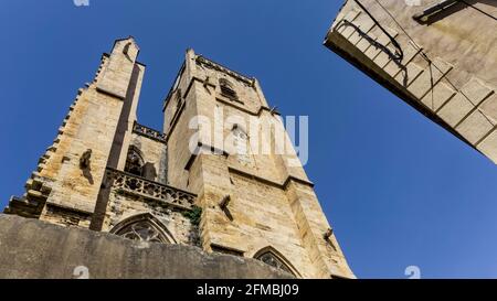 Das Kollegium Saint Étienne in Capestang wurde im 13. Jahrhundert im gotischen Stil erbaut. Der Glockenturm ist 43 Meter hoch. Monument historique. Stockfoto
