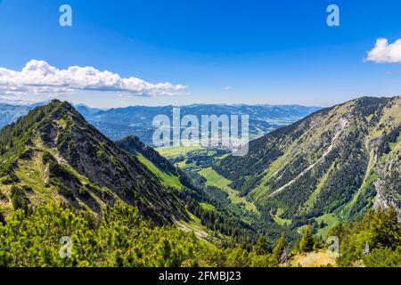 Alpine Berglandschaft an einem sonnigen Tag im Sommer. Blick auf das Illertal mit Oberstdorf. Allgäuer Alpen, Bayern, Deutschland, Europa Stockfoto