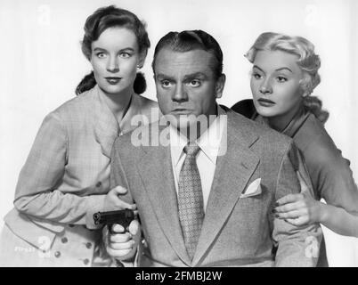 HELENA CARTER JAMES CAGNEY und BARBARA PAYTON posieren MORGEN für KISS AUF WIEDERSEHEN 1950 Regisseur GORDON DOUGLAS Drehbuch Harry Brown aus dem Roman von Horace McCoy William Cagney Productions / Warner Bros Stockfoto