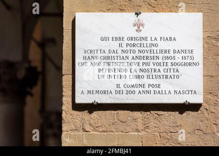 Gedenktafel zum Gedenken an den Ursprung des Märchens "Il Porcellino" des dänischen Autors Hans Christian Andersen, Loggia del Mercato Nuovo, Ledermarkt in Florenz, Toskana, Italien Stockfoto