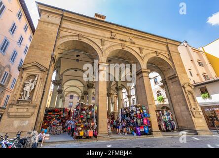 Die Loggia del Mercato Nuovo im Volksmund bekannt als die Loggia del Porcellino mit den Ständen des Lederwarenmarktes, Florenz, Toskana, Italien Stockfoto