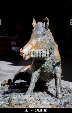 Die Bronze des Porcellino, die berühmte Statue eines Wildschweins in der Nähe der Loggia del Mercato Nuovo, Ledermarkt in Florenz, Toskana, Italien Stockfoto