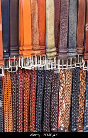 Handgefertigte Ledergürtel zum Verkauf auf dem Straßenmarkt in Florenz, Toskana, Italien Stockfoto