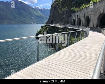 Radweg zwischen Limone sul Garda und Riva del Garda über dem See am nördlichen Gardasee, westlicher Gardasee, spektakulär, Tunnel, blauer See, Blauer Himmel, Trentiono-Südtirol, Lombardei, Italien Stockfoto